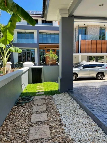 Detached House for sale in Bang Bon, Bangkok - Garden path beside the carport leading to a small lawn and gate