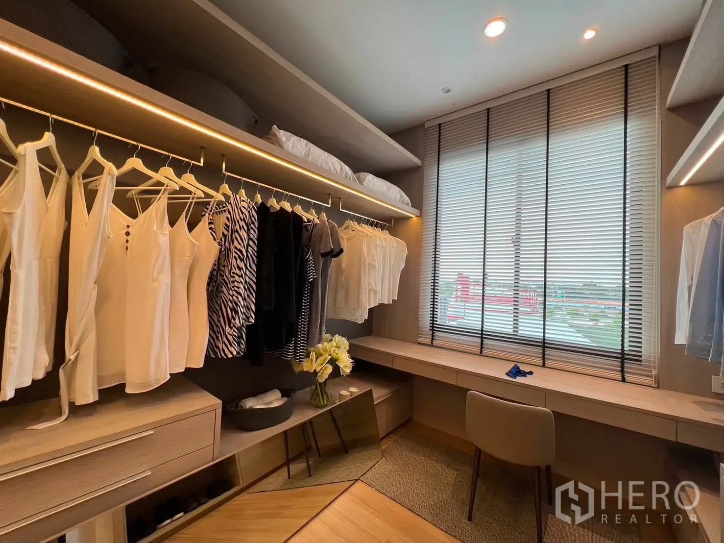 Townhouse for rent in Saphan Sung, Bangkok - Walk-in closet with hanging rails, dressing counter, and window blinds.