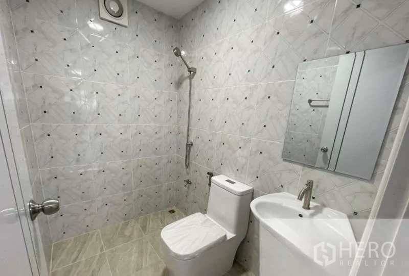 อาคารพาณิชย์ ขายในSuan Luang, Bangkok - ห้องน้ำสมัยใหม่ มีฝักบัว โถสุขภัณฑ์ อ่างล้างหน้า และกระจก