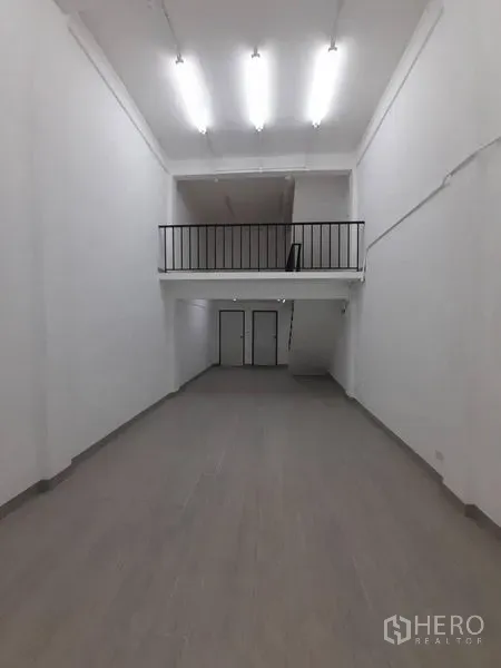 店屋 出租在Khlong Toei, Bangkok - 开放式室内带夹层，顶灯充足，后方有储物门