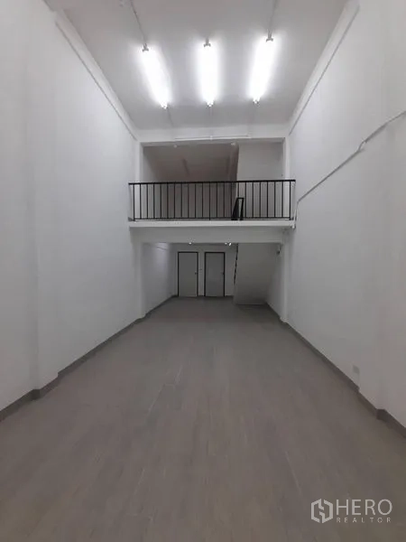 店屋 出租在Khlong Toei, Bangkok - 开放式室内带夹层，顶灯充足，后方有储物门