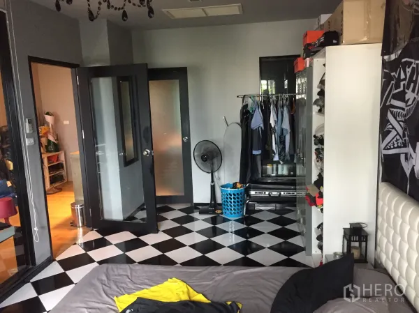 คอนโด ให้เช่าหรือขายในWatthana, Bangkok - ห้องนอนพื้นกระเบื้องลายตารางขาวดำ มีประตูกระจกและราวแขวนเสื้อผ้า