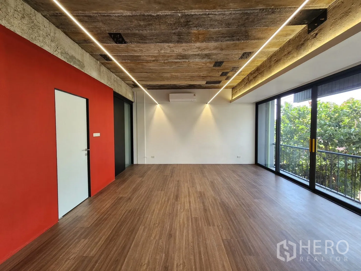 家庭办公室 for rent in Chatuchak, Bangkok - 办公室内红色特色墙，天花线性灯，直通阳台。