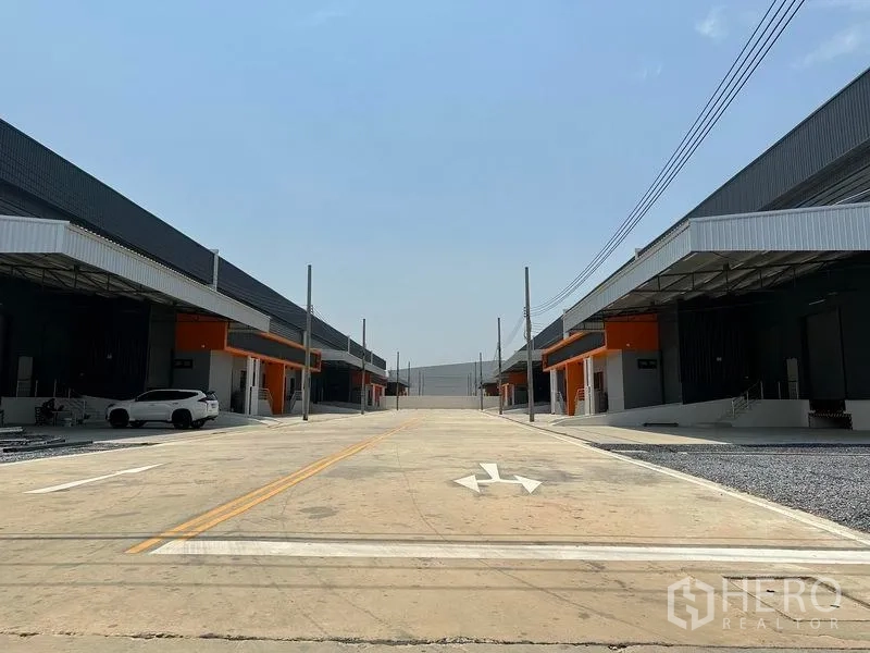 คลังสินค้า ให้เช่าในBang Phli, Samut Prakan - ถนนภายในโครงการกว้างระหว่างแถวโกดัง รองรับรถบรรทุกตู้คอนเทนเนอร์