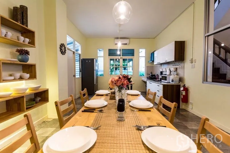 带办公室的家 出租在Suan Luang, Bangkok - 明亮餐厅，八人木桌与吊灯。