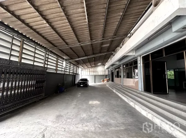 โรงงาน ให้เช่าในBang Phli, Samut Prakan - ทางวิ่งคลุมหลังคากว้างสำหรับจอดรถบรรทุก ขนาบหน้าสำนักงานและบันได