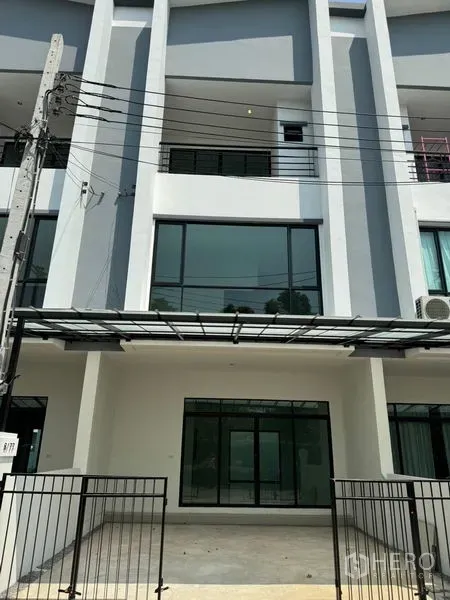 สำนักงานที่บ้าน ให้เช่าหรือขายในBang Na, Bangkok - ด้านหน้าอาคารโฮมออฟฟิศ มีโรงจอดรถพร้อมหลังคา และหน้าต่างกระจกบานใหญ่