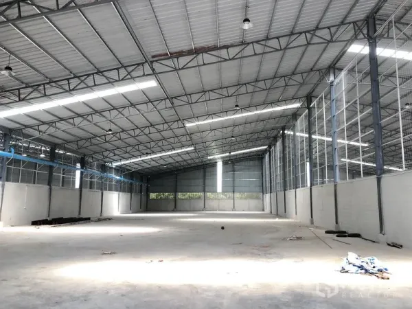 คลังสินค้า ให้เช่าในBang Kruai, Nonthaburi - ภายในโกดังโปร่งสูง หลังคาโครงเหล็ก มีช่องแสงและพื้นคอนกรีต