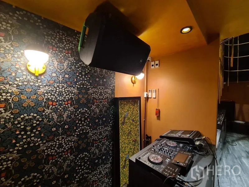 零售空间 出租在Bang Rak, Bangkok - 紧凑DJ台配唱机、悬挂音箱与装饰壁纸。