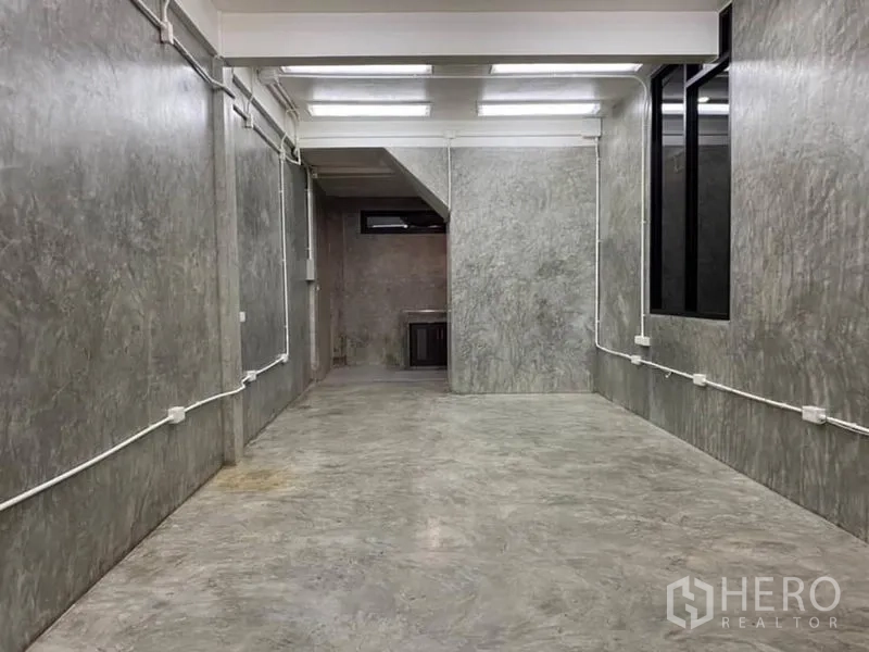 สำนักงาน ให้เช่าในYan Nawa, Bangkok - โถงทำงานยาว พื้นคอนกรีตขัดมัน เดินสายไฟลอย เพดานสูง และช่องแสงด้านข้าง