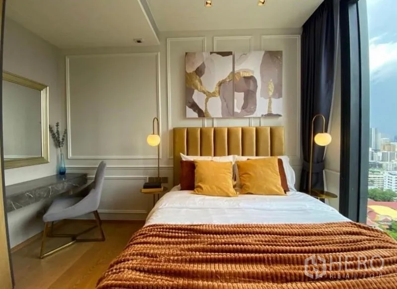 公寓 出租 - 主卧金色床头，两侧吊灯，透过大窗俯瞰城市天际线。