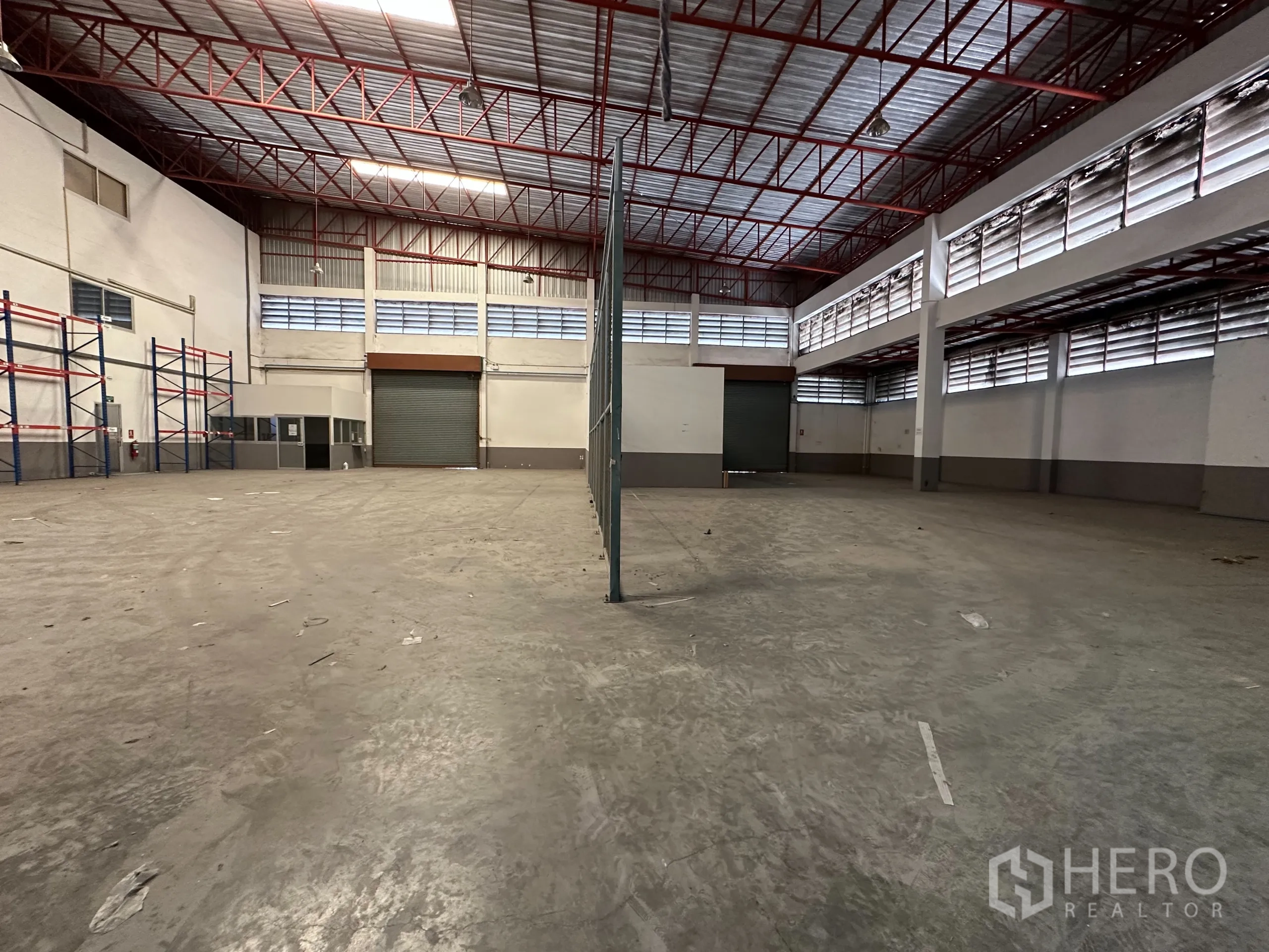โรงงาน ให้เช่า - ฮอลล์โกดังโล่ง หลังคาโครงเหล็กสีแดงสูง มีประตูม้วน