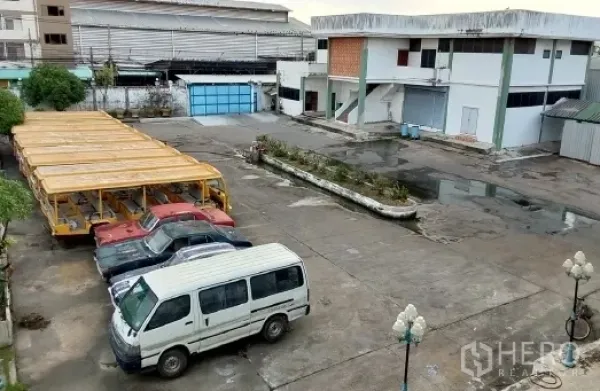 โรงงาน ขายในBang Phli, Samut Prakan - มุมสูงของลานคอนกรีตกว้าง พร้อมรถจอดและโครงหลังคาที่ยาว.