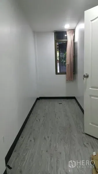 อาคารพาณิชย์ ให้เช่าในWatthana, Bangkok - ห้องขนาดกะทัดรัดมีหน้าต่าง ผ้าม่าน และประตูสีขาว เหมาะเป็นสต็อกหรือออฟฟิศ.