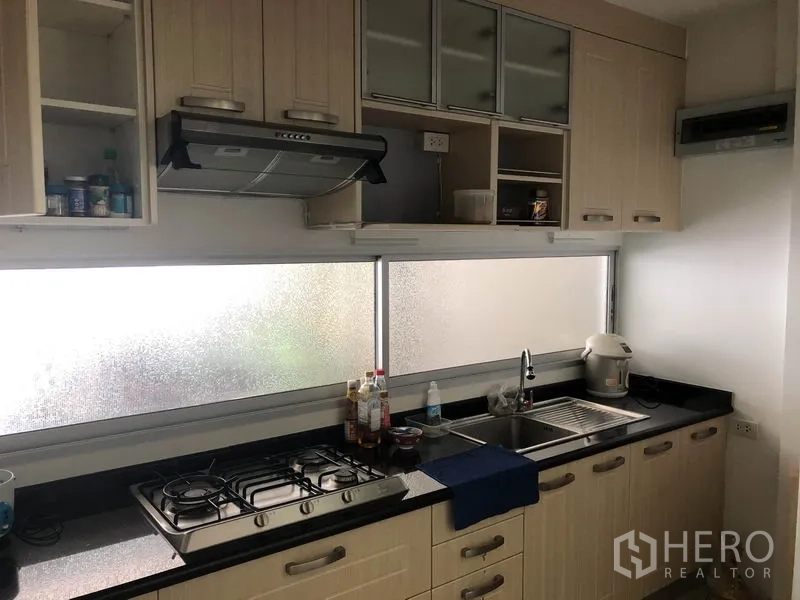 ทาวน์เฮาส์ ให้เช่าหรือขายในSuan Luang, Bangkok - ครัวบิวท์อินโทนไม้ ติดเตาแก๊ส เครื่องดูดควัน เคาน์เตอร์หินสีดำยาว ใต้หน้าต่างกระจกฝ้า