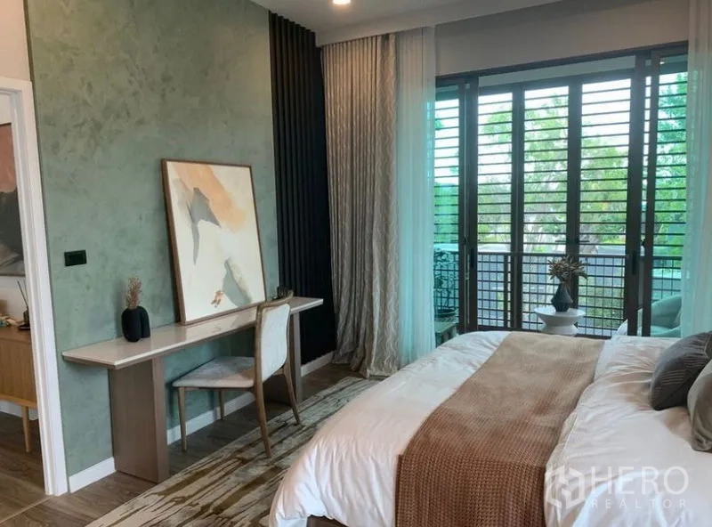 独立式住宅 出售在Bang Kapi, Bangkok - 主卧带书桌与阳台，整面百叶窗采光通风优良。