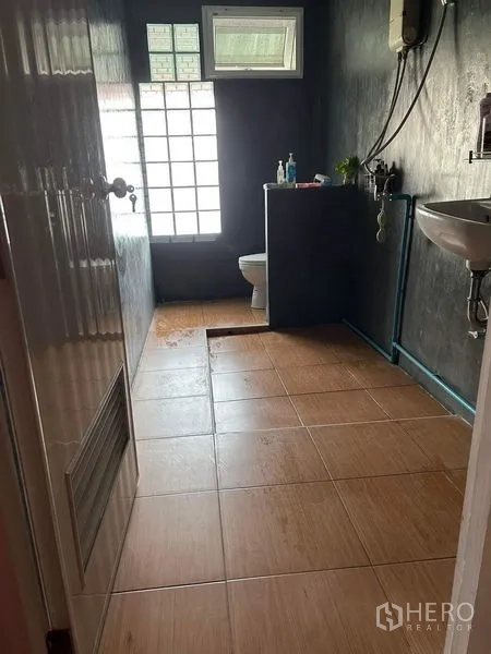 อาคารพาณิชย์ ให้เช่าหรือขายในWatthana, Bangkok - ห้องน้ำพื้นกระเบื้องสีน้ำตาล ช่องแสงบล็อกแก้ว อ่างล้างมือและโถสุขภัณฑ์