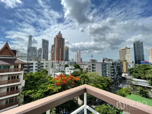 คอนโด ให้เช่าในKhlong Toei, Bangkok - มุมมองระเบียงชั้นสูง เห็นสกายไลน์คลองเตย รายล้อมด้วยต้นไม้และท้องฟ้ามีเมฆสวยงาม