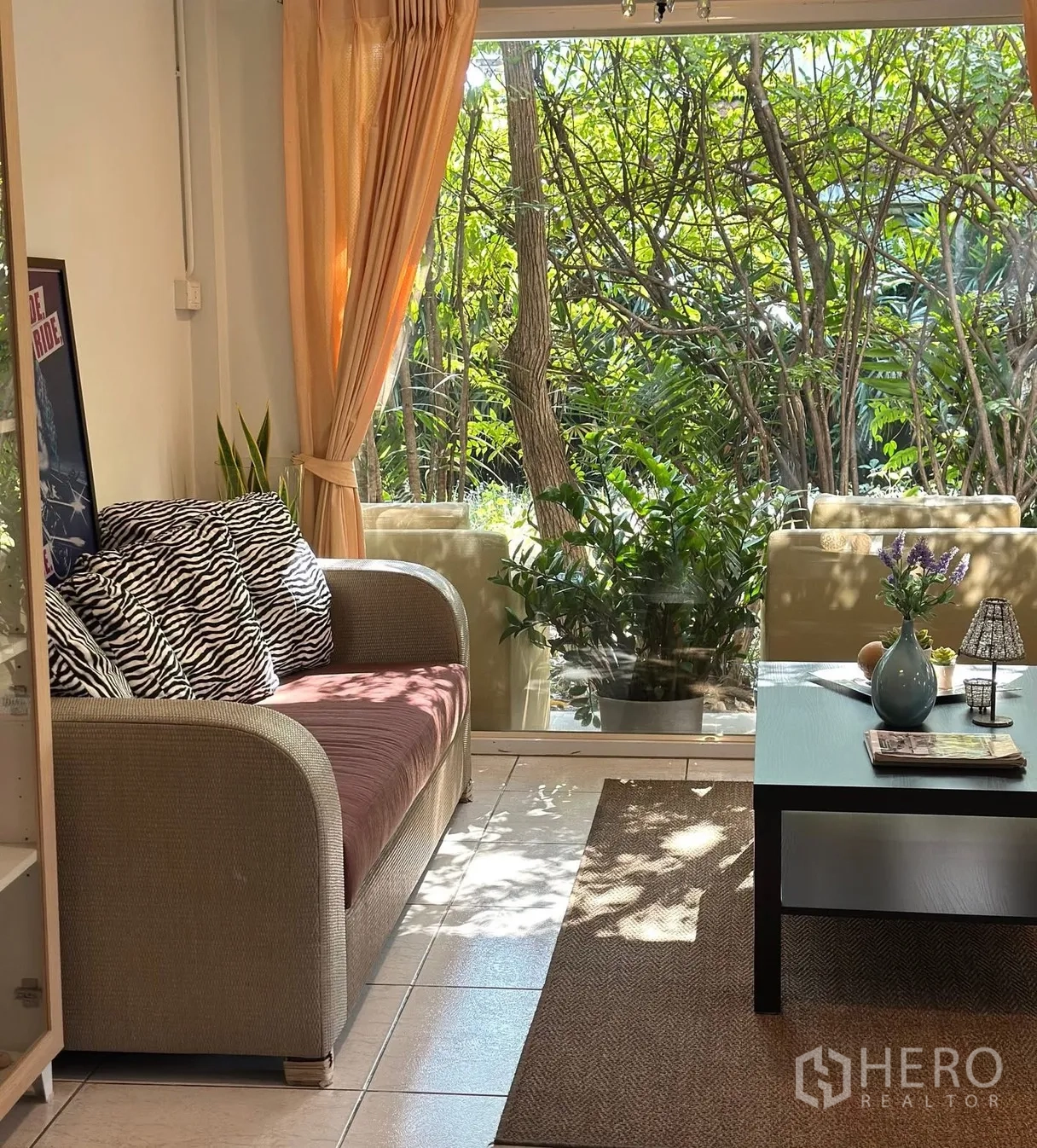 Detached House for rent in Saphan Sung, Bangkok - Bright living area with sofa and large window overlooking lush greenery.