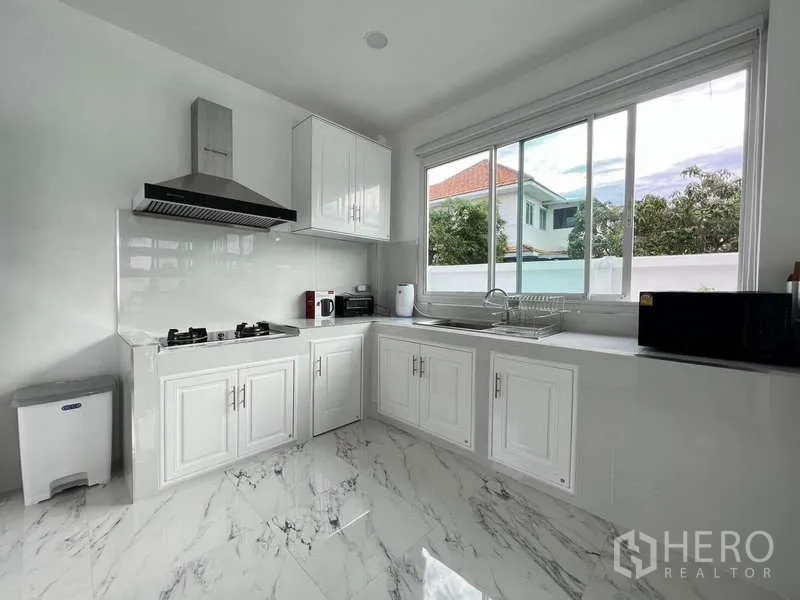 บ้าน ให้เช่าในLat Krabang, Bangkok - ครัวโทนขาวสว่าง เตาแก๊ส เครื่องดูดควัน พื้นลายหินอ่อน ใต้หน้าต่างบานใหญ่