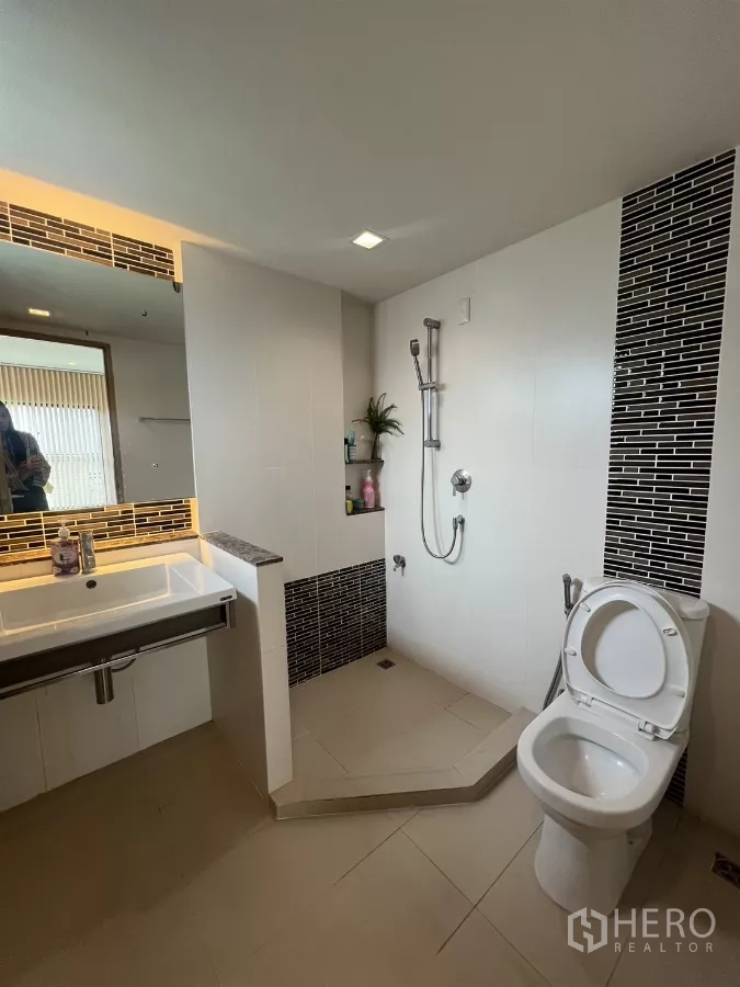 Detached House for rent in Bang Kapi, Bangkok - Ground-floor bathroom with walk-in shower, vanity, and modern fittings.