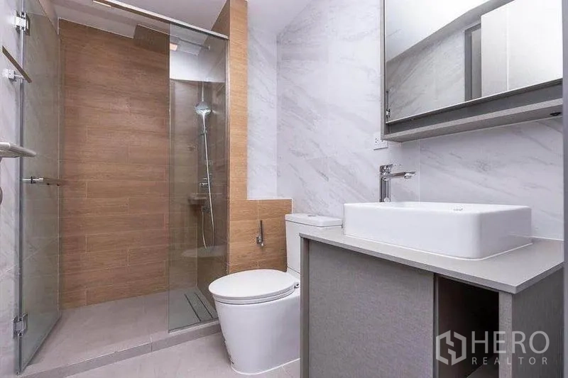 คอนโด ให้เช่าในWatthana, Bangkok - ห้องน้ำร่วมสมัย มีห้องอาบน้ำกระจก โถสุขภัณฑ์ และอ่างล้างหน้าบนเคาน์เตอร์กว้าง