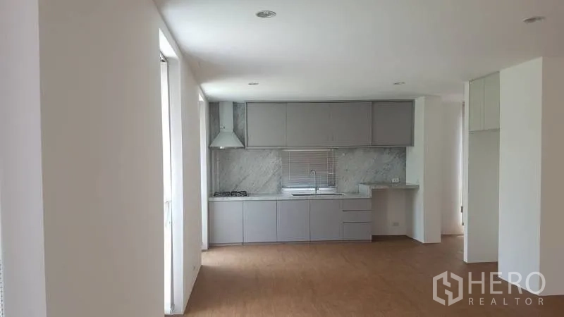 带办公室的家 出租在Phra Khanong, Bangkok - 另一角度的厨房，灰色柜体、灶台与抽油烟机。