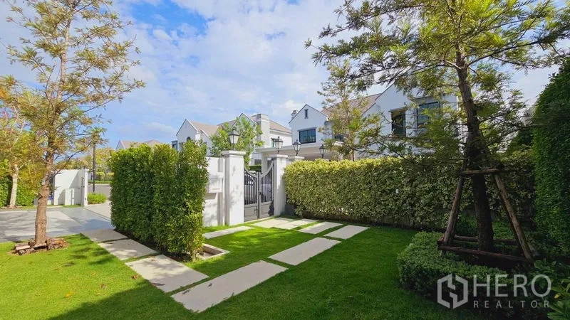 Detached House for rent or sale in Saphan Sung, Bangkok - Front yard with pathway, gated entry and manicured hedges in a quiet neighborhood.