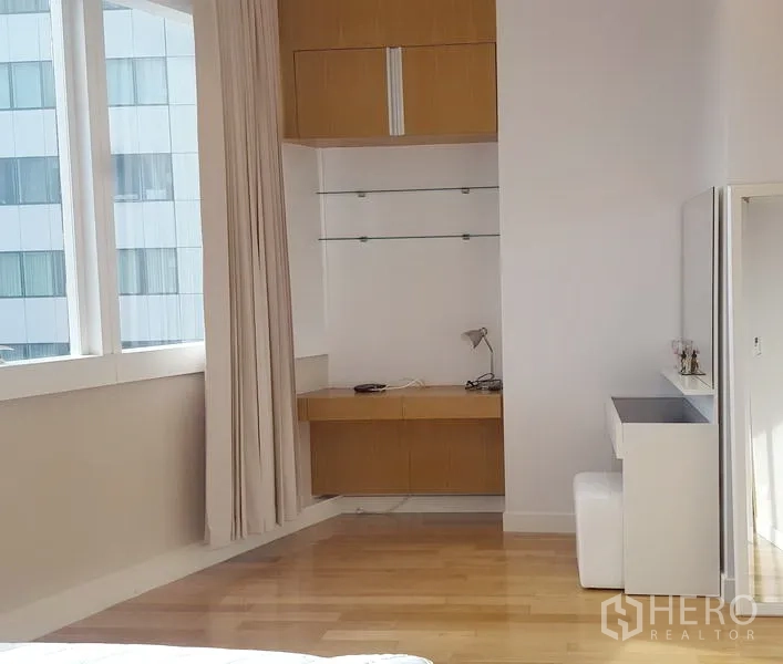 คอนโด ให้เช่าในKhlong Toei, Bangkok - มุมห้องนอนมีหน้าต่างสูง ตู้บิวท์อินและโต๊ะเครื่องแป้ง