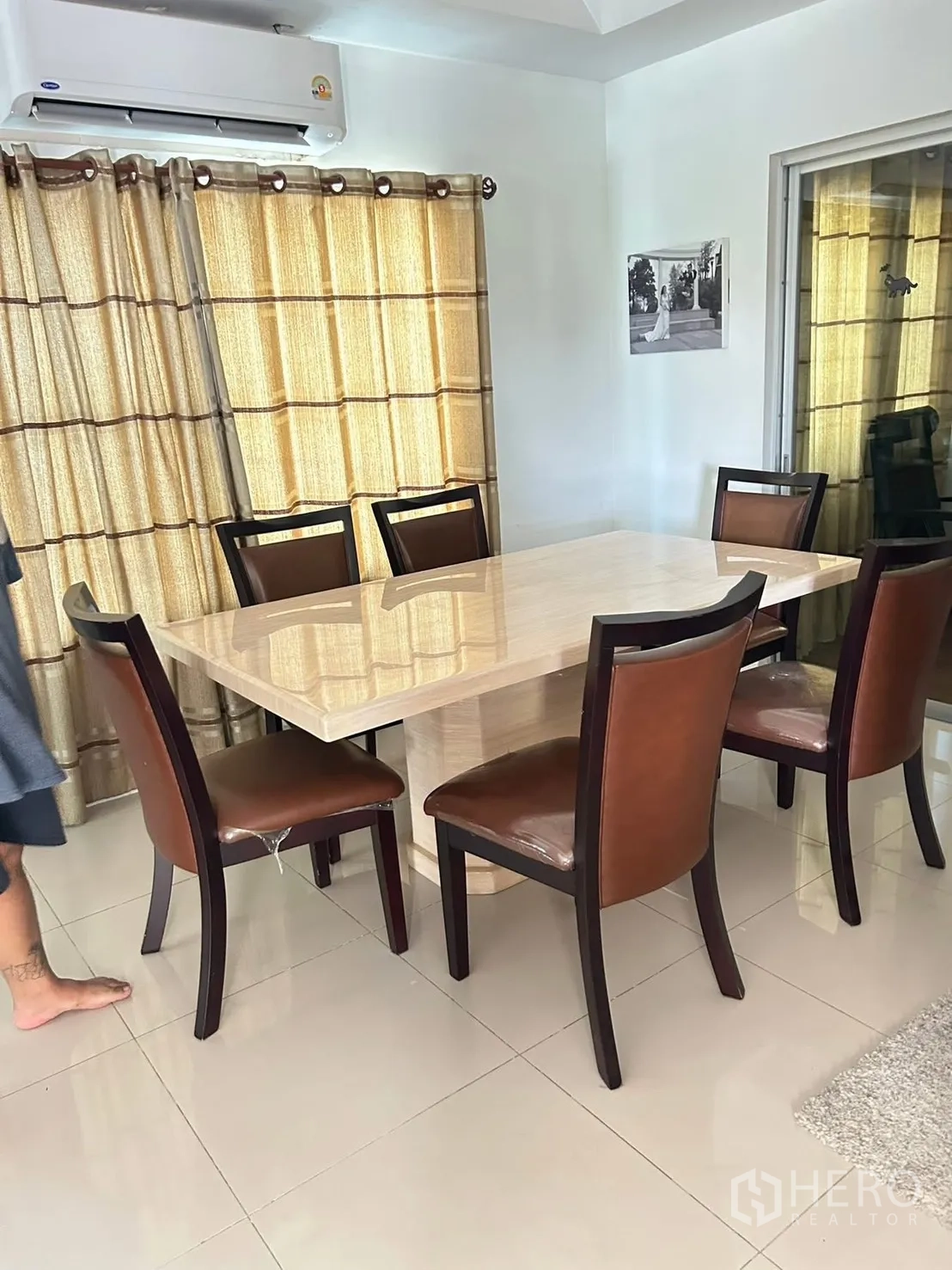 独栋房屋 for rent in Bang Na, Bangkok - 正式餐厅，六把餐椅、石面餐桌与空调。