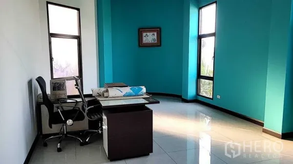 工厂 出售在Saphan Sung, Bangkok - 青绿色私人办公室，配办公桌与高窗采光充足。