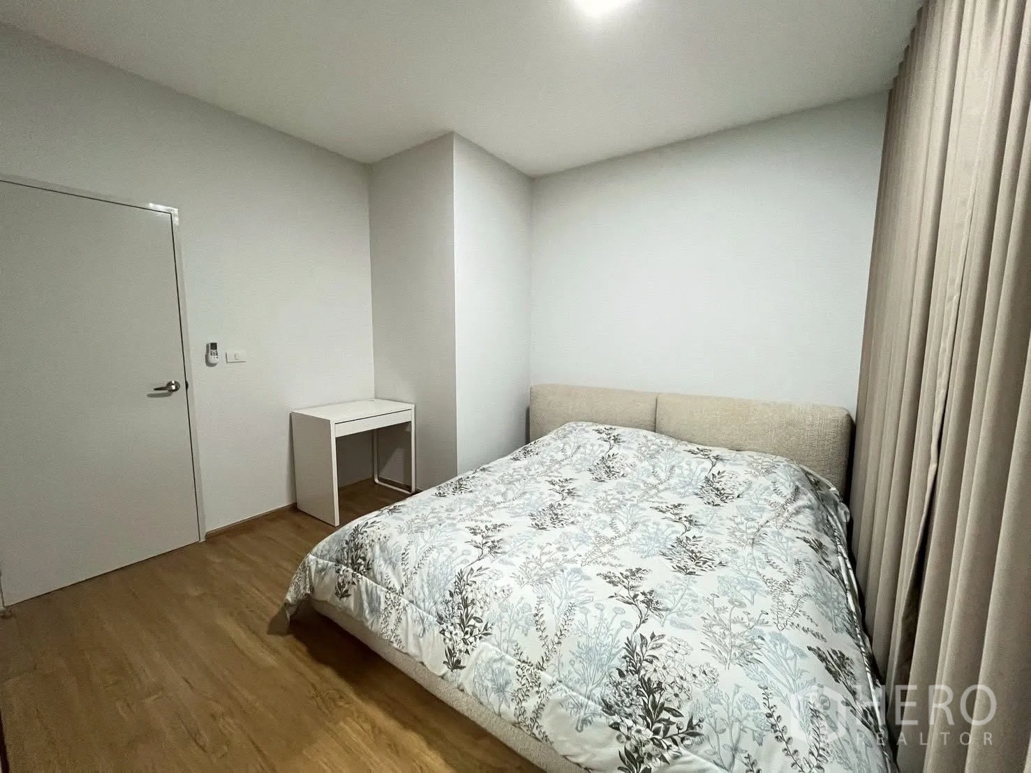联排别墅 for rent in Bang Phli, Samut Prakan - 温馨卧室，软包床、窗帘与小书桌。