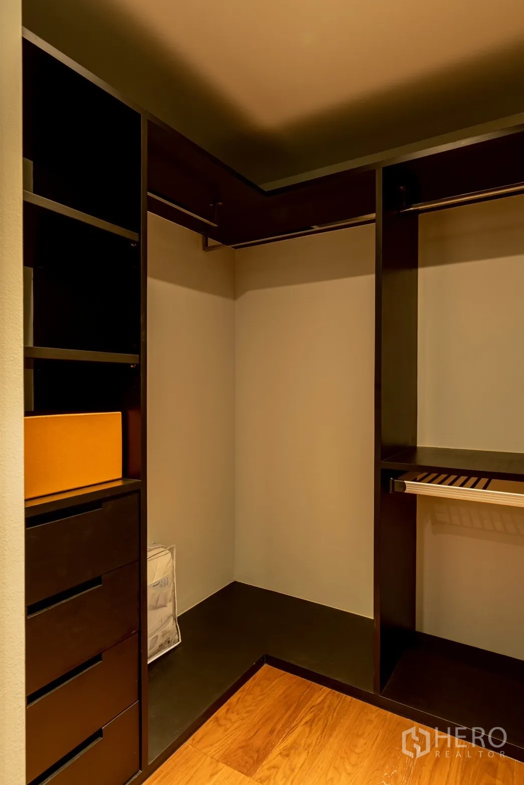 公寓 for rent or sale in Pathum Wan, Bangkok - 步入式衣帽间，内置搁架、抽屉和挂衣杆。