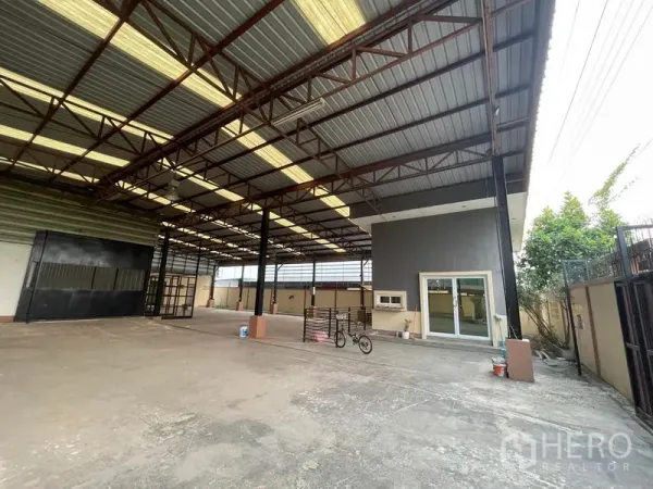 工厂 出租在Lat Lum Kaeo, Pathum Thani - 高挑钢结构屋顶的大型厂房，带采光带和办公室。