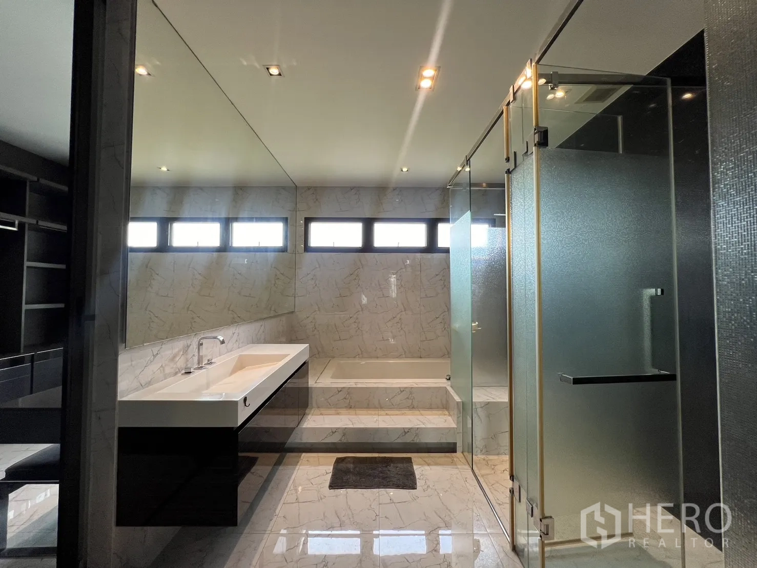 联排别墅 出租在Lat Phrao, Bangkok - 採光充足的上層走道，環繞天窗中庭，設玻璃欄杆。