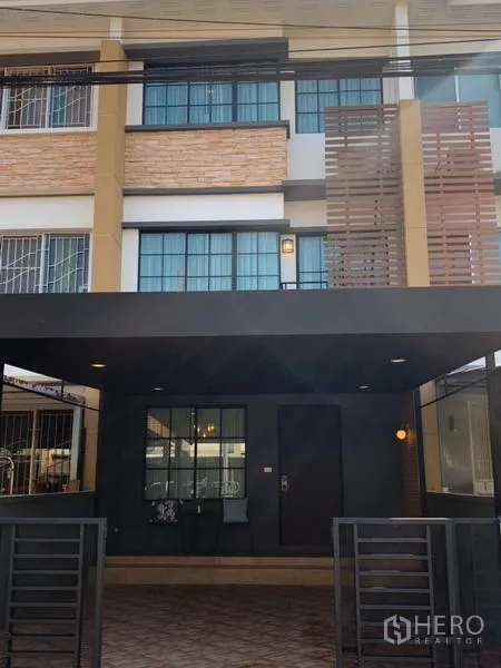 联排别墅 出租在Bang Kapi, Bangkok - Bang Kapi 三层联排别墅外立面，带有门禁与遮雨车位。