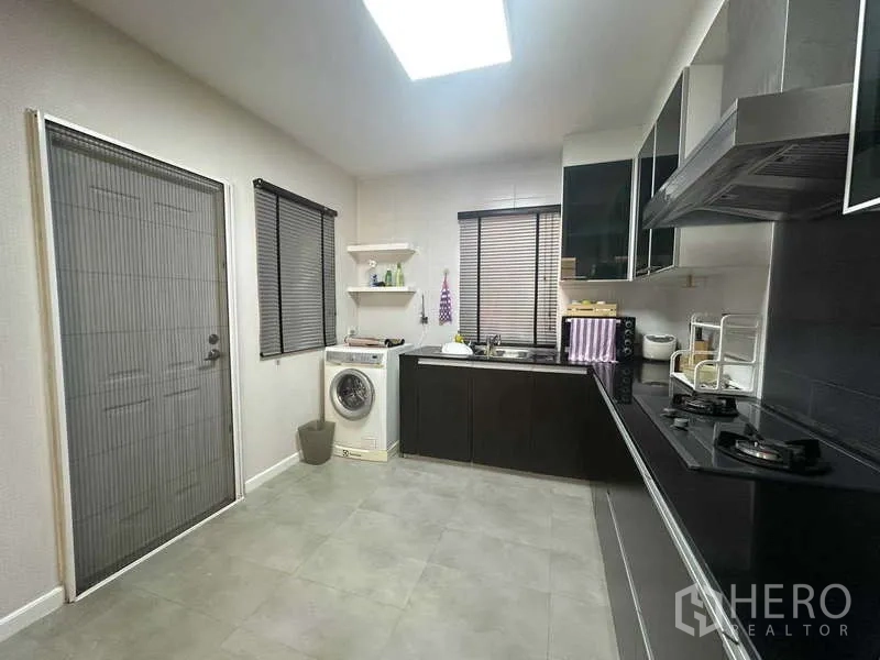 บ้าน ให้เช่า - ครัวรูปตัวแอลทันสมัย เตาแก๊ส เครื่องดูดควัน และเครื่องซักผ้า