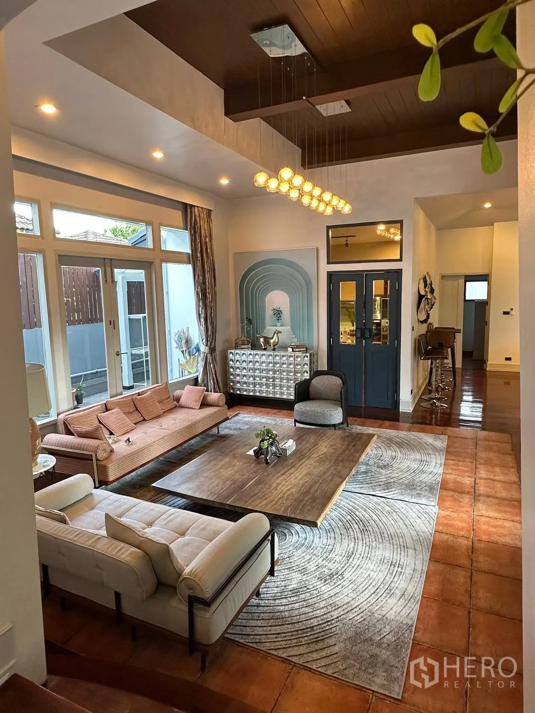 บ้านเดี่ยว for rent in Watthana, Bangkok - ห้องนั่งเล่นโซฟาหลายตัว โต๊ะกลาง และโคมไฟเพดานดีไซน์