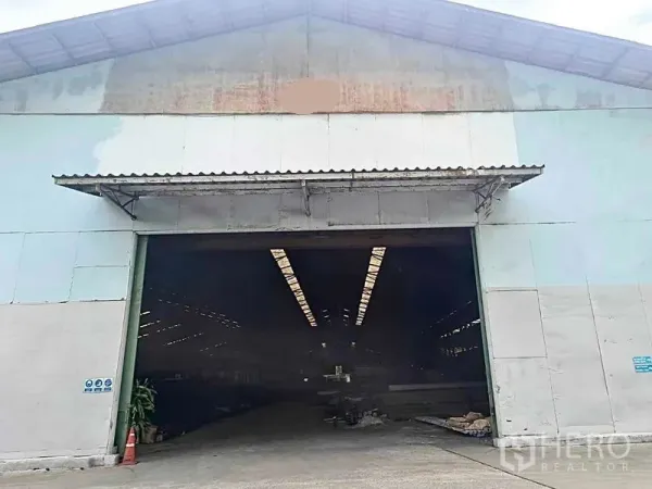 Warehouse for rent in Phra Pradaeng, Samut Prakan - Wide entrance of a metal-clad warehouse with canopy and sliding doors