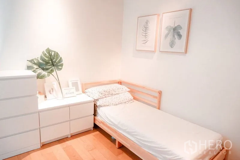 คอนโด ให้เช่าในSathon, Bangkok - ห้องนอนเล็กสว่างพร้อมเตียงเดี่ยว ลิ้นชักสีขาว และพื้นไม้ ในคอนโดสาทร