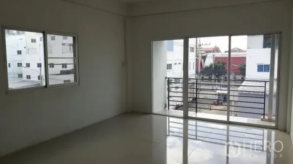 อาคารพาณิชย์ ให้เช่าในLam Luk Ka, Pathum Thani - พื้นที่อาศัยหรือออฟฟิศพร้อมประตูกระจกบานเลื่อนออกระเบียงเห็นวิวถนน