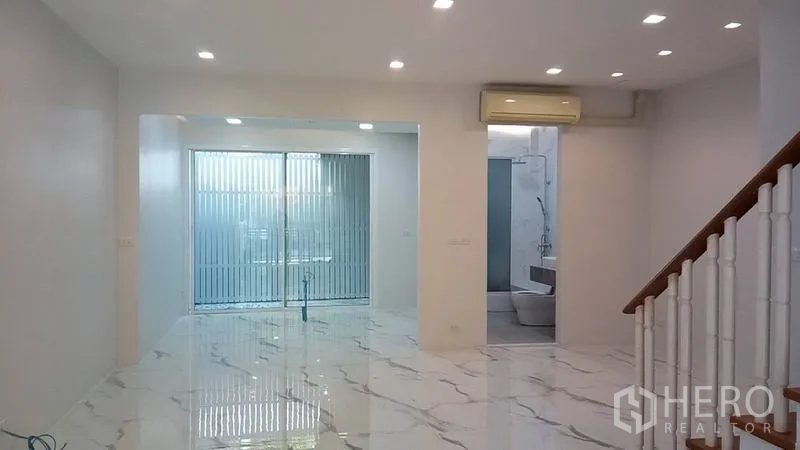 ทาวน์เฮาส์ ให้เช่าในYan Nawa, Bangkok - ห้องนั่งเล่นสว่าง พร้อมประตูกระจกบานเลื่อนสูงจรดเพดาน