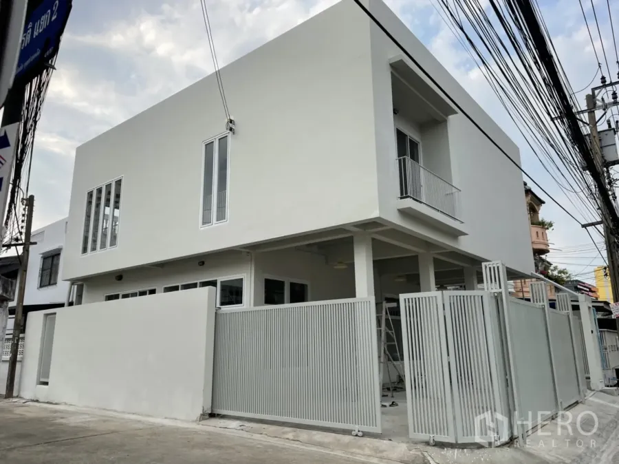 บ้าน ให้เช่าหรือขายในDin Daeng, Bangkok - ภายนอกมุมบ้านสองชั้น พร้อมรั้วและประตูบ้านรอบพื้นที่