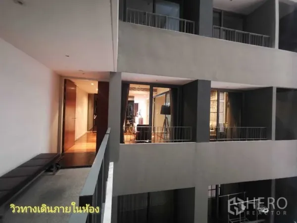 คอนโด ให้เช่าในYan Nawa, Bangkok - โถงทางเดินภายในอาคารมองเห็นเอเทรียมโล่ง พร้อมระเบียงย่อยและทางเข้าห้อง