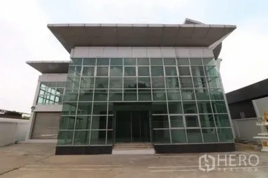 货栈 出租或出售在Prawet, Bangkok - 现代玻璃幕墙建筑正立面，配有宽车道。