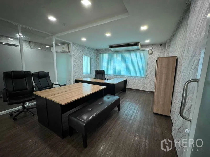 Home Office for rent or sale in Bang Phli, Samut Prakan - Manager’s office with two desks, task chairs and frosted glass partitions.