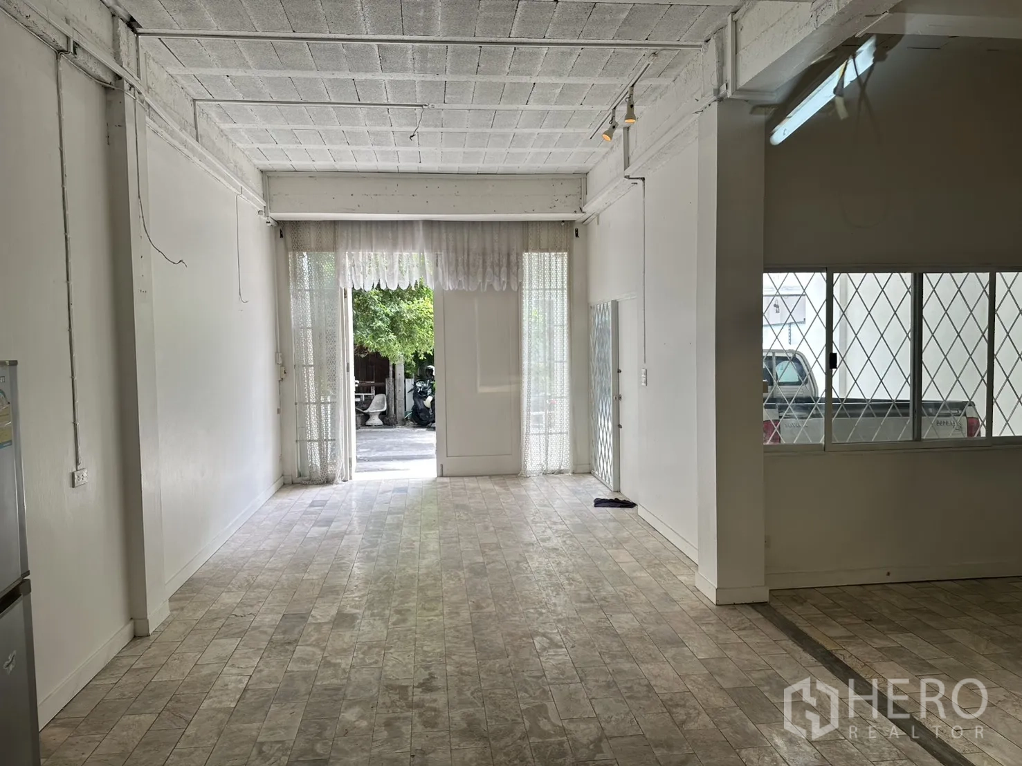 Home Office for rent in Watthana, Bangkok - Bright ground floor looking toward the entrance with sliding grille doors.