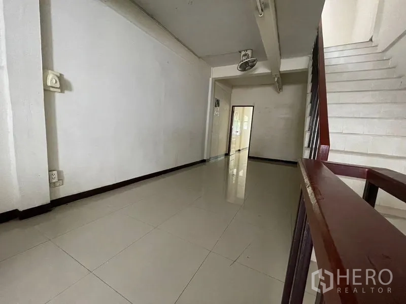 店屋 出租在Phra Khanong, Bangkok - 中层走廊，瓷砖地面，连接楼梯与房间门。