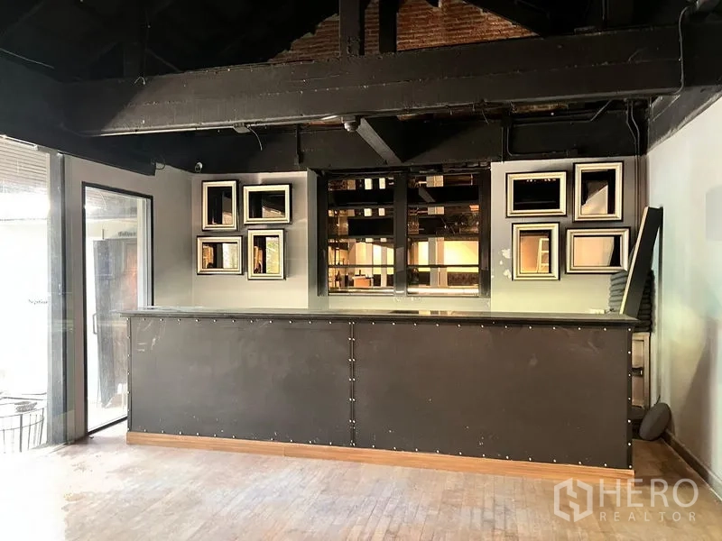 零售空间 出租在Bangkok - 工业风房间内的吧台，镜面与外露梁架。