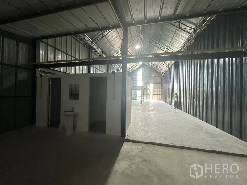 คลังสินค้า ให้เช่าในBueng Kum, Bangkok - พื้นที่โกดังลึกพร้อมห้องน้ำในตัว ผนังลอนเหล็ก และแสงสกายไลท์